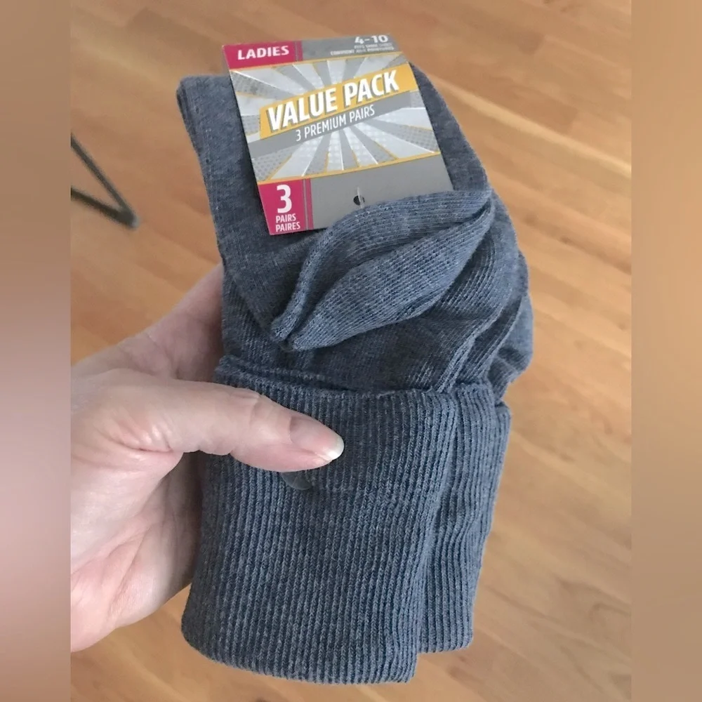 New 3-pair Package Ladies Crew SOCKS NWT